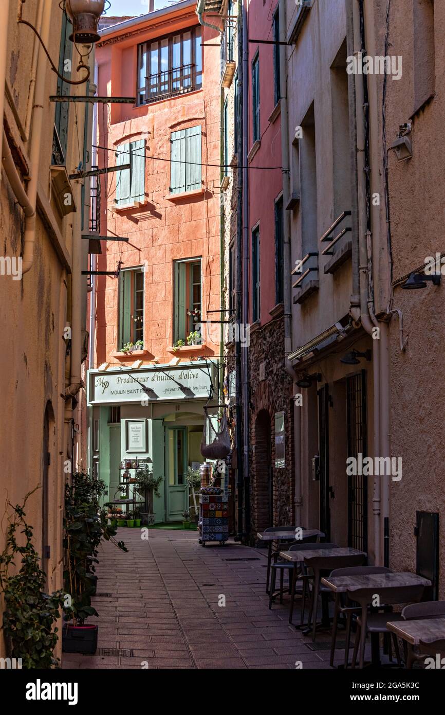 Strade nella città vecchia, Collioure, Pirenei Orientali, Linguadoca-Rossiglione, Francia. Foto Stock
