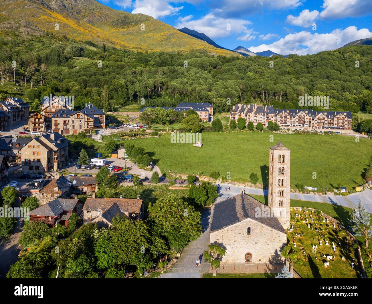 Veduta aerea del villaggio di Taüll e della chiesa romanica di Sant Climent de Taüll, Patrimonio dell'Umanità dell'UNESCO, Vall de Boí, Taüll, valle di Boí Lleida provincia Foto Stock