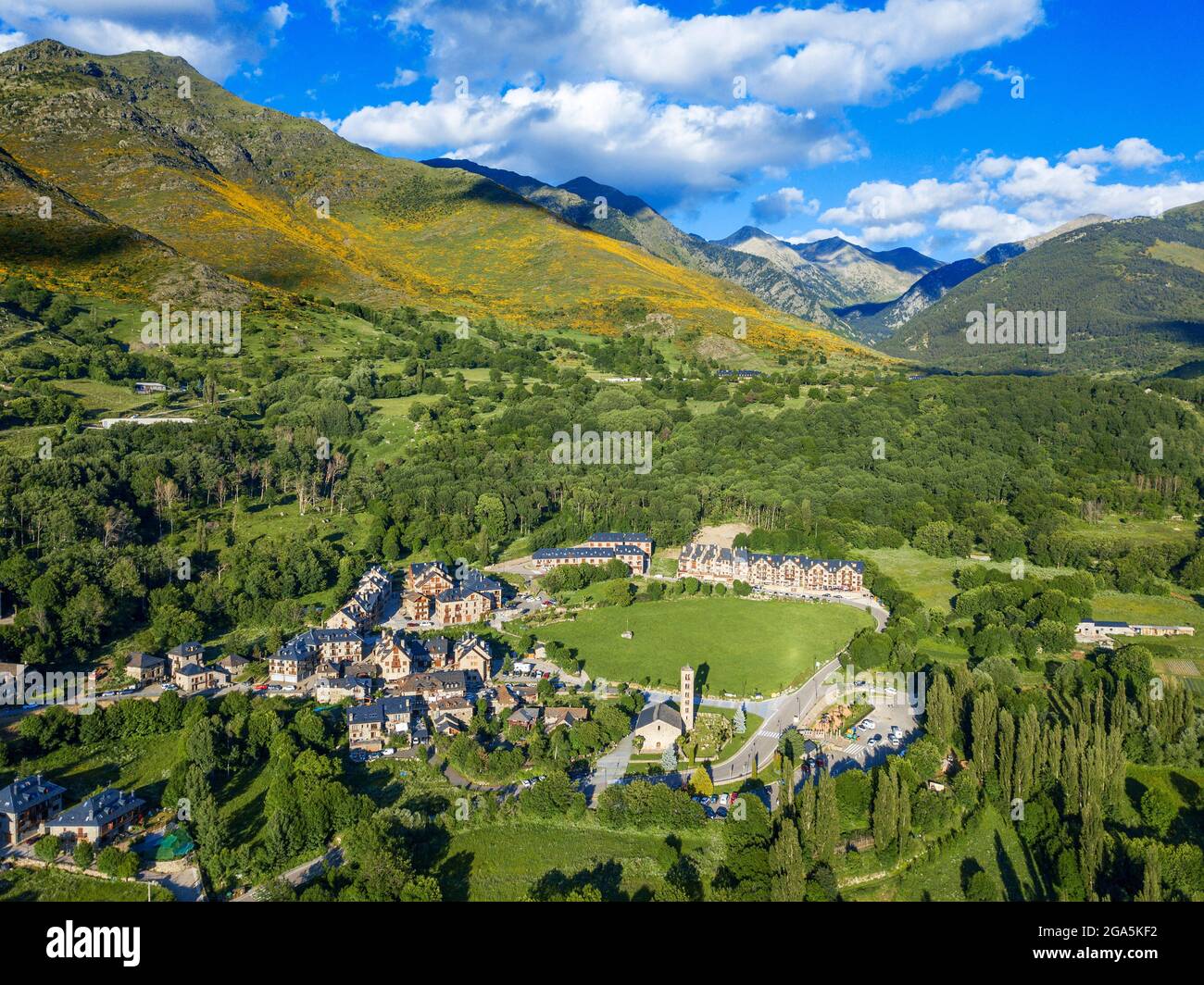 Veduta aerea del villaggio di Taüll e della chiesa romanica di Sant Climent de Taüll, Patrimonio dell'Umanità dell'UNESCO, Vall de Boí, Taüll, valle di Boí Lleida provincia Foto Stock