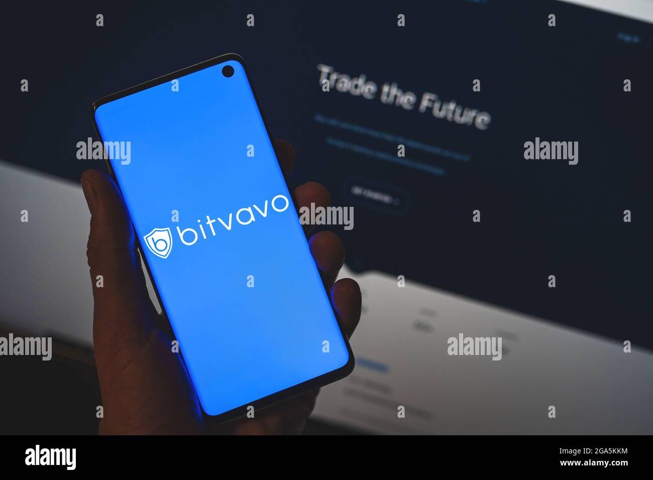 Logo dell'app Bitvavo sullo smartphone con sfondo sfocato del sito Web. Piattaforma europea di scambio della criptovaluta. Swansea, Regno Unito - 27 luglio 2021 Foto Stock