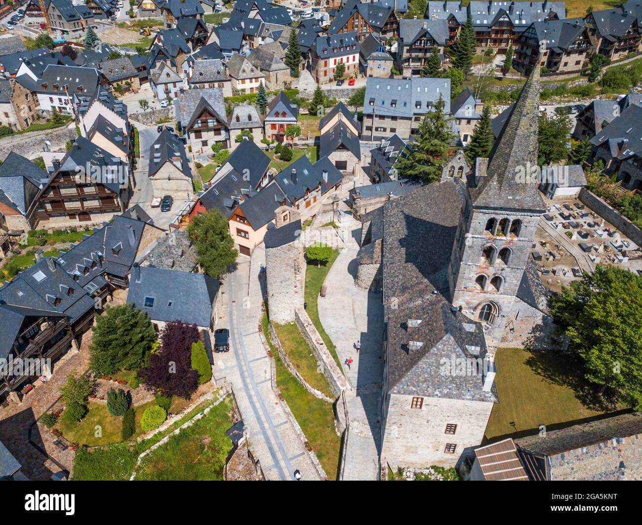 Veduta aerea di Arties villaggio Viella, Val d'Aran, Valle Aran nella Valle Aran nei Pirenei Lleida Catalogna Spagna. La città di Arties di 524 abitanti Foto Stock