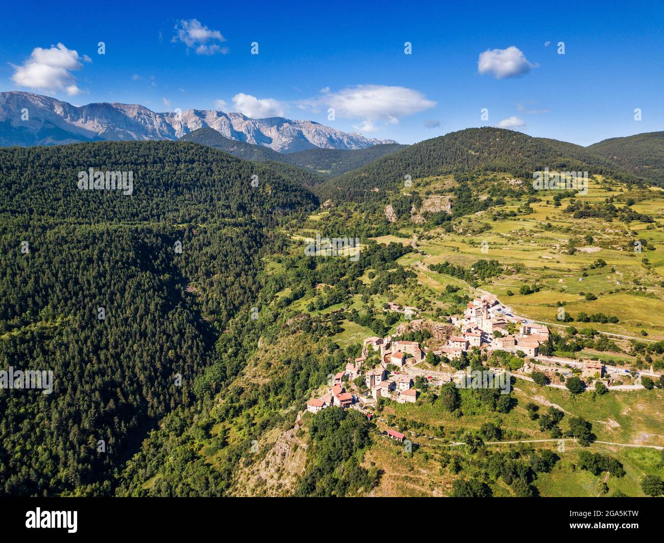 Vista panoramica del villaggio di Bar nella catena montuosa di Cadí Catalogna, Spagna, Pirenei. Bar è un villaggio aggregato nel comune di Pont de Bar ( Foto Stock