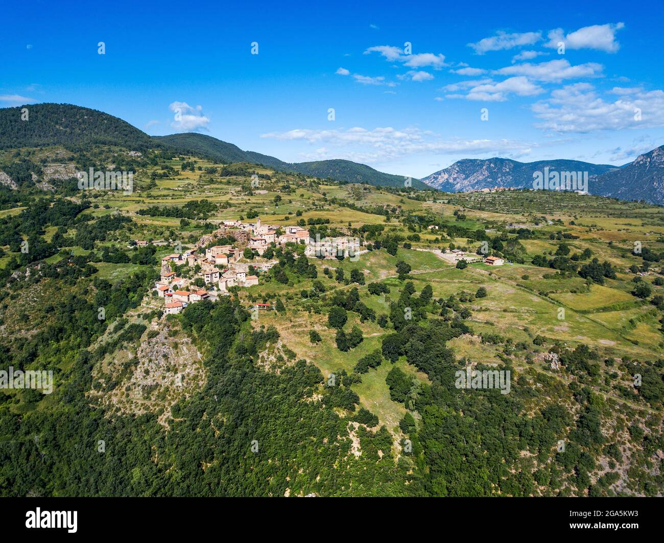 Vista panoramica del villaggio di Bar nella catena montuosa di Cadí Catalogna, Spagna, Pirenei. Bar è un villaggio aggregato nel comune di Pont de Bar ( Foto Stock