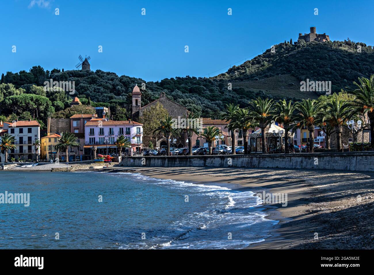 Vista della spiaggia e forte di Collioure, Pirenei Orientali, Francia. Foto Stock