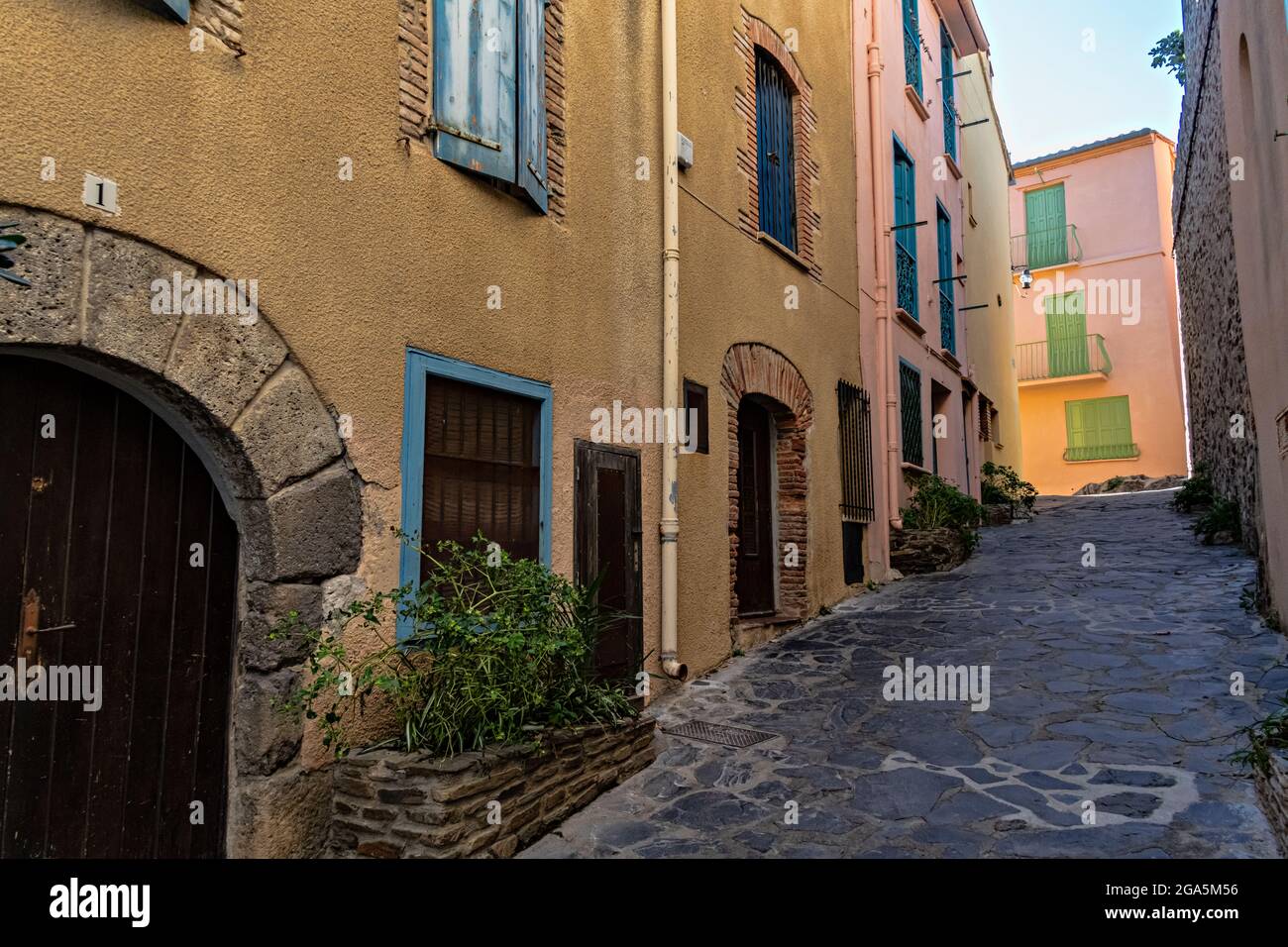 Strade nella città vecchia, Collioure, Pirenei Orientali, Linguadoca-Rossiglione, Francia. Foto Stock