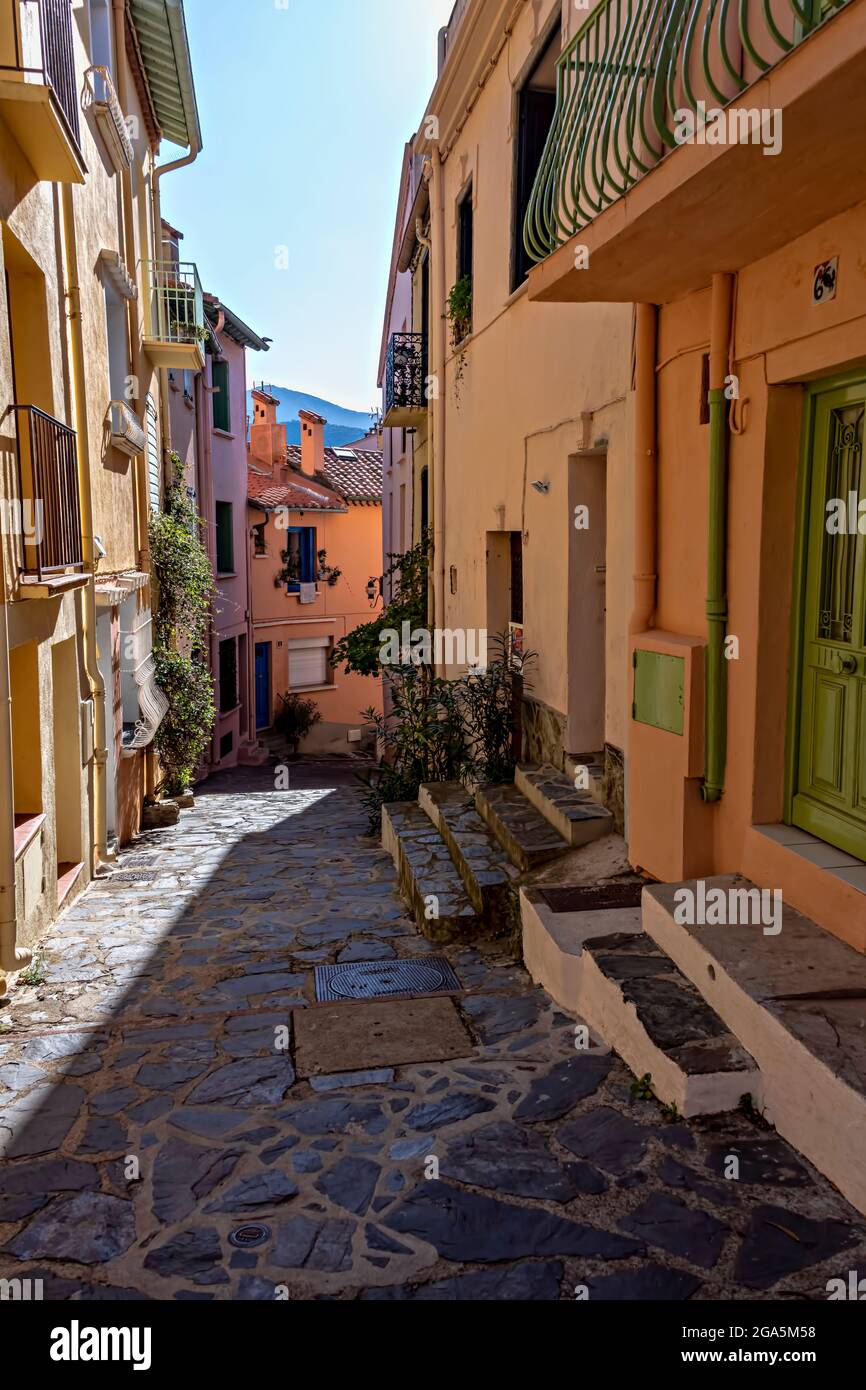 Strade nella città vecchia, Collioure, Pirenei Orientali, Linguadoca-Rossiglione, Francia. Foto Stock
