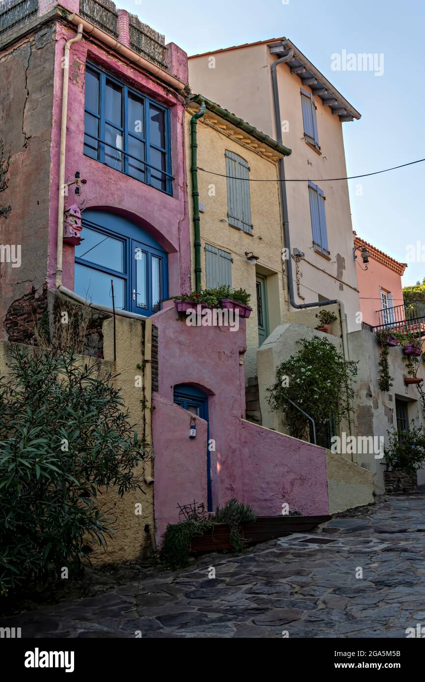 Strade nella città vecchia, Collioure, Pirenei Orientali, Linguadoca-Rossiglione, Francia. Foto Stock