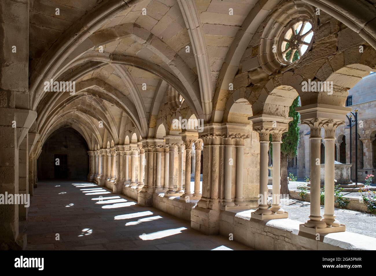 Chiostro di Vallbona de les Monges Lleida Catalonia Spagna. Abbazia di Vallbona, altrimenti il Monastero di Santa Maria de Vallbona è un monastero cistercense Foto Stock