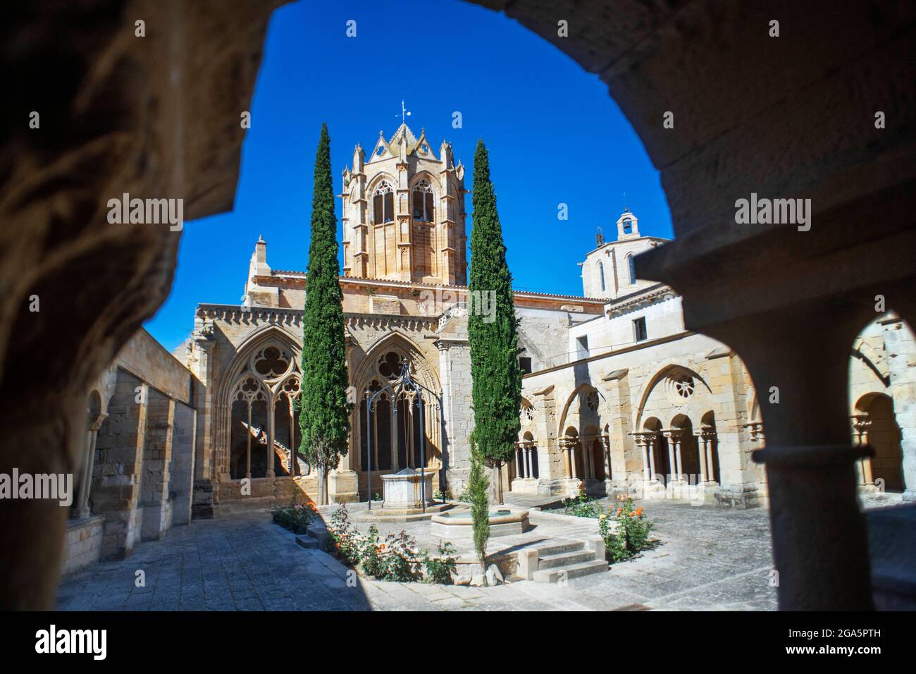 Chiostro di Vallbona de les Monges Lleida Catalonia Spagna. Abbazia di Vallbona, altrimenti il Monastero di Santa Maria de Vallbona è un monastero cistercense Foto Stock