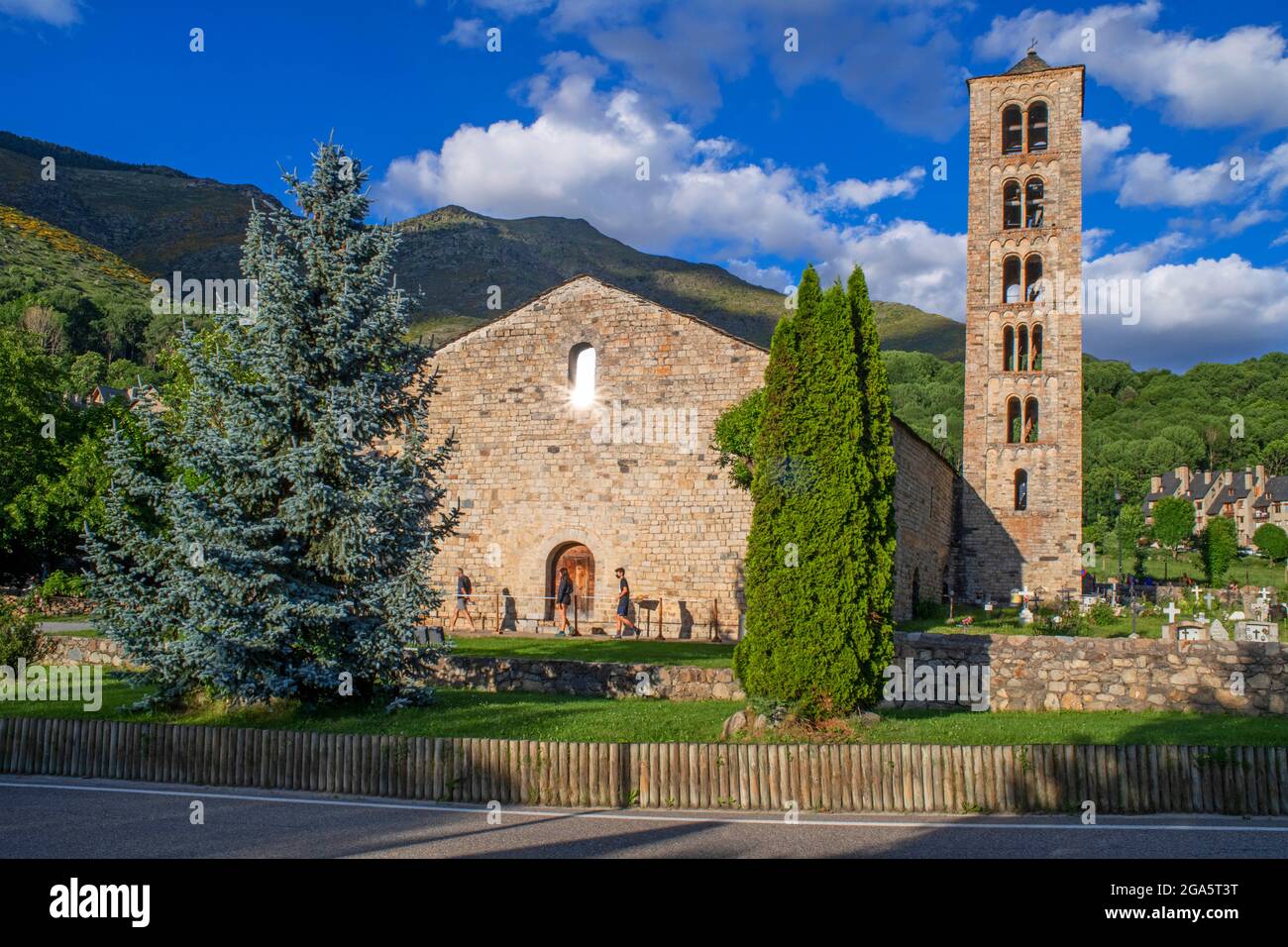 Taüll Villaggio e chiesa romanica di Sant Climent de Taüll, Patrimonio dell'Umanità dell'UNESCO, Vall de Boí, Taüll, valle Boí Lleida provincia Catalogna, Sp Foto Stock