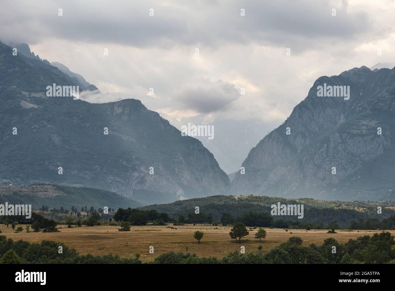 Il paesaggio albanese della valle della Valbone porta al tramonto Foto Stock