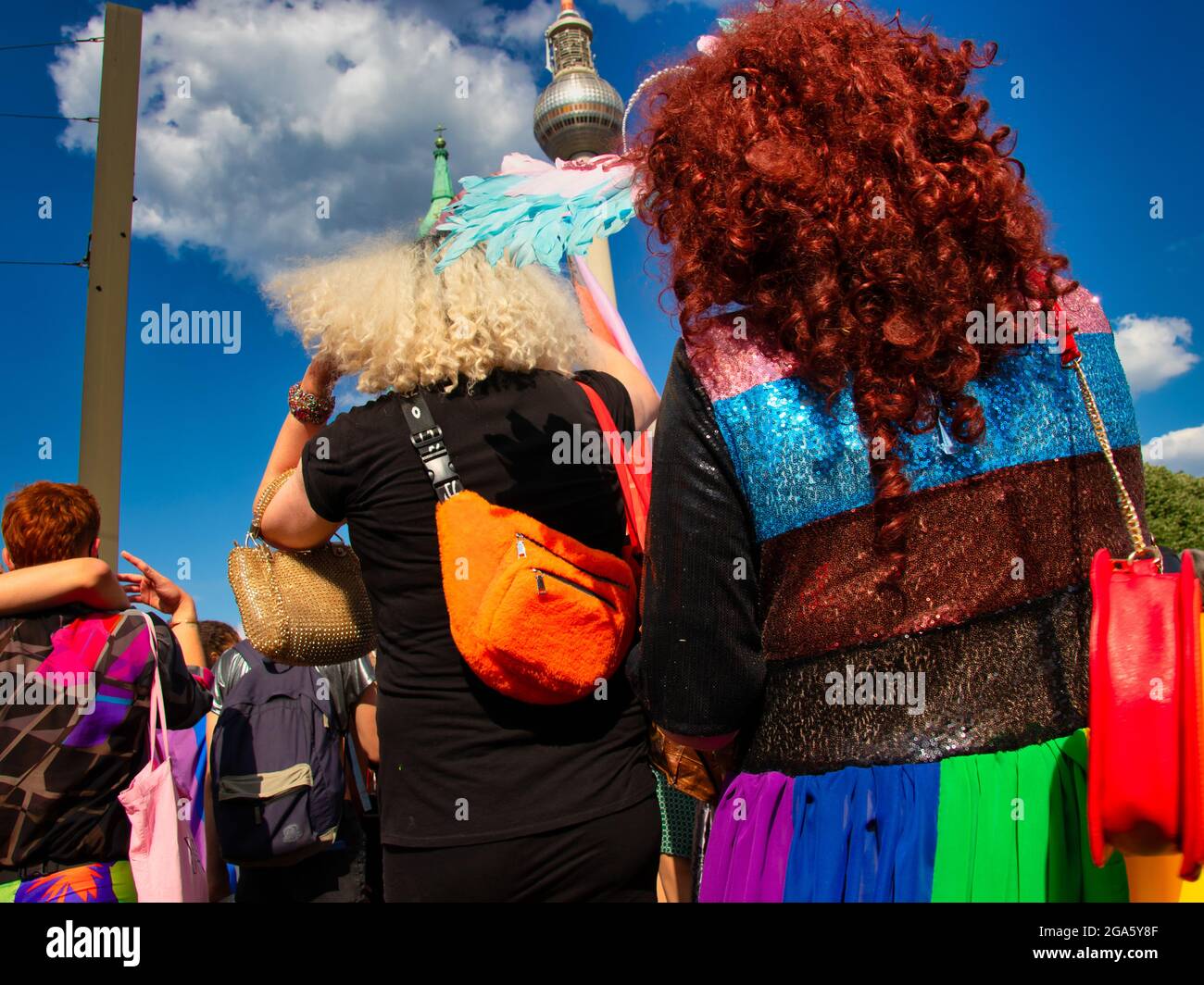 Berlino, Germania - 26 giugno 2021 - persone alla manifestazione per Christopher Streer Day (CSD) a Berlino, sullo sfondo la famosa torre della televisione di Berlino Foto Stock