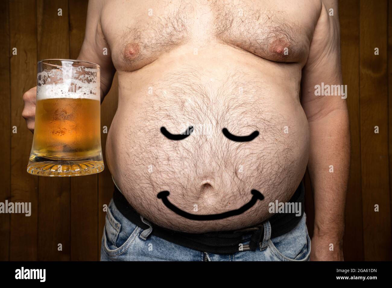 un uomo con un pancia grande con una tazza di birra in mano Foto stock -  Alamy