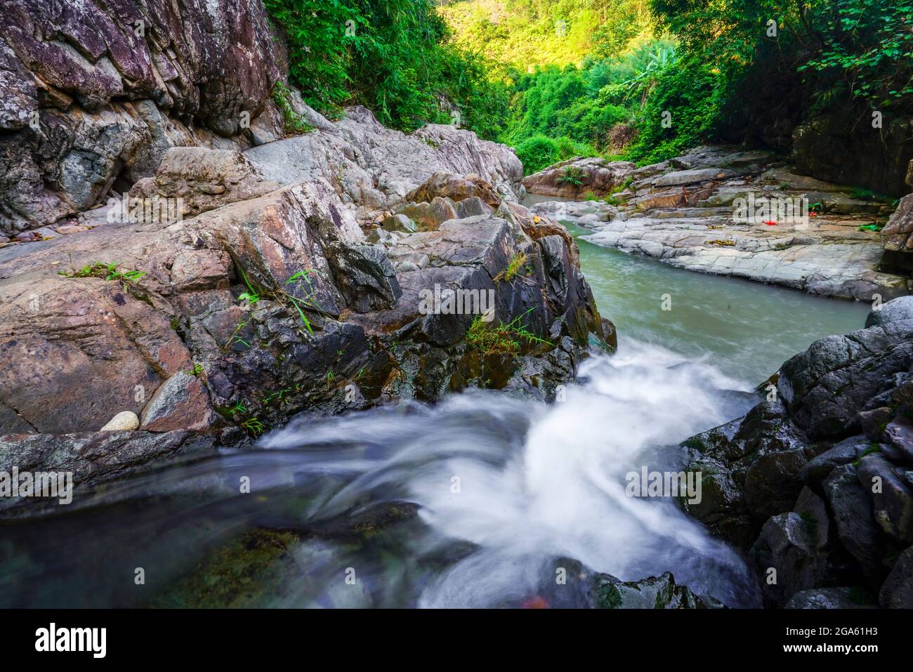 Bella cascata nel distretto di Binh Lieu Quang Ninh provincia nord Vietnam Foto Stock