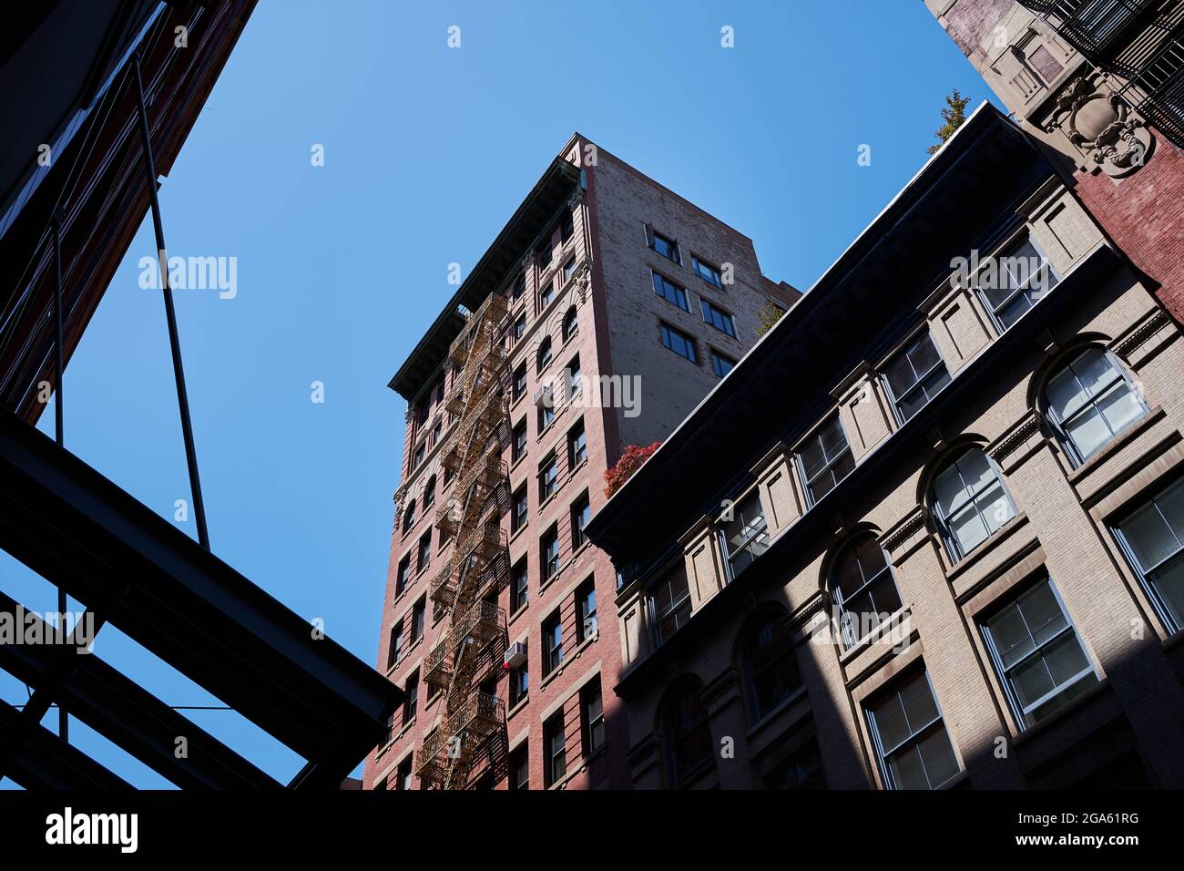 Edifici a New York City con lunga fuga dal fuoco Foto Stock