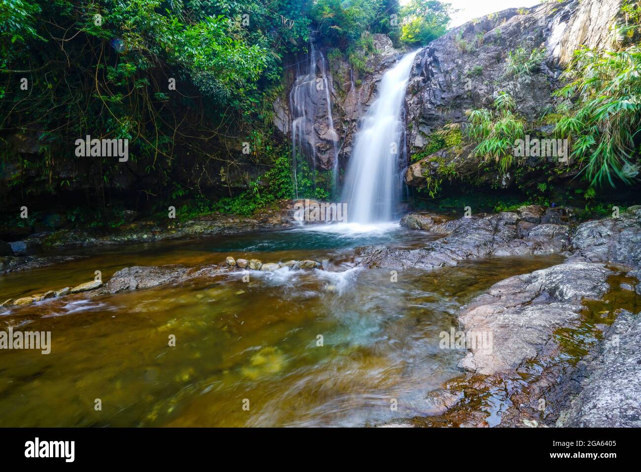 Bella cascata nel distretto di Binh Lieu Quang Ninh provincia nord Vietnam Foto Stock