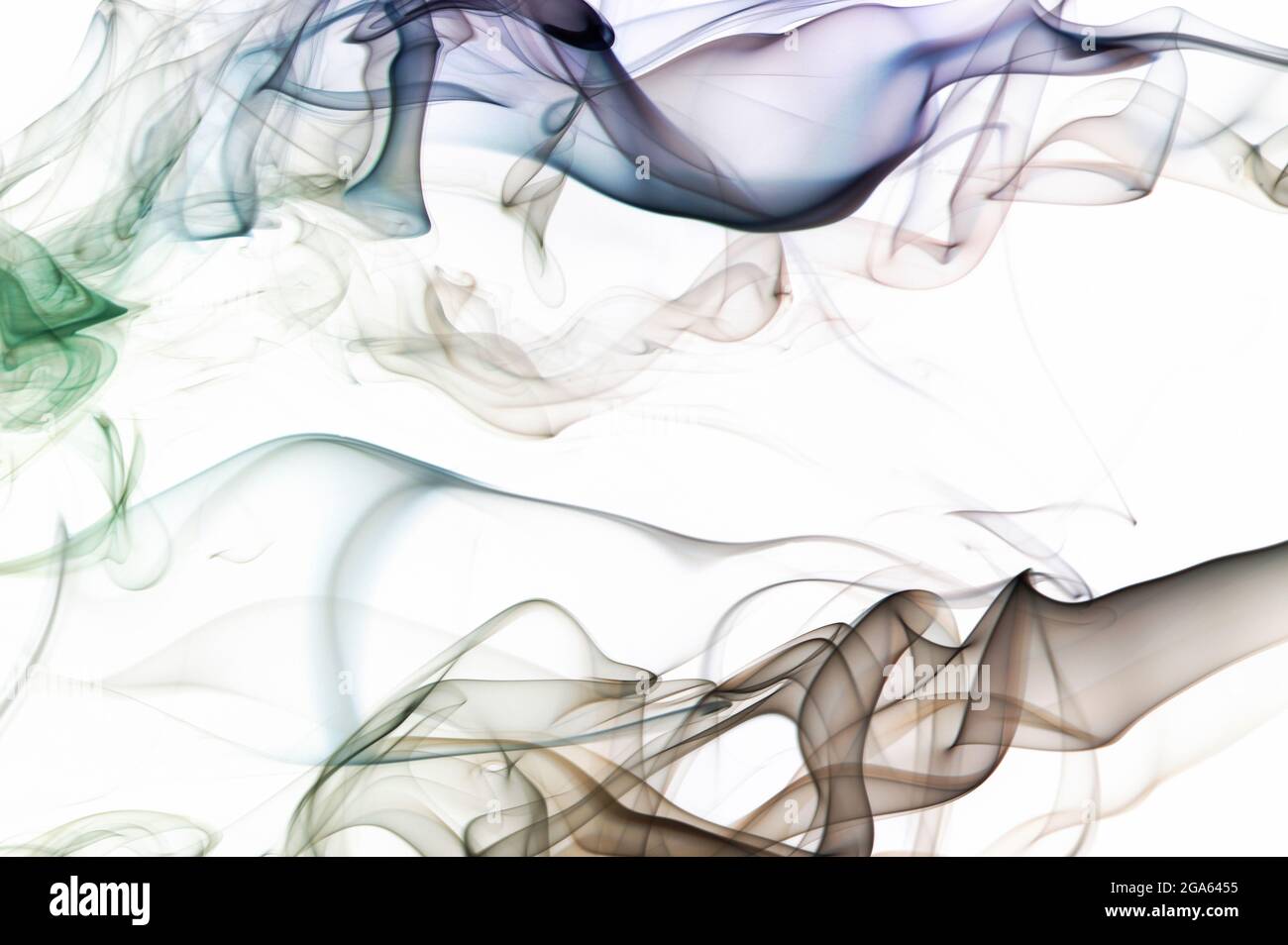 Curve di fumo di colore magico su sfondo bianco isolato Foto Stock