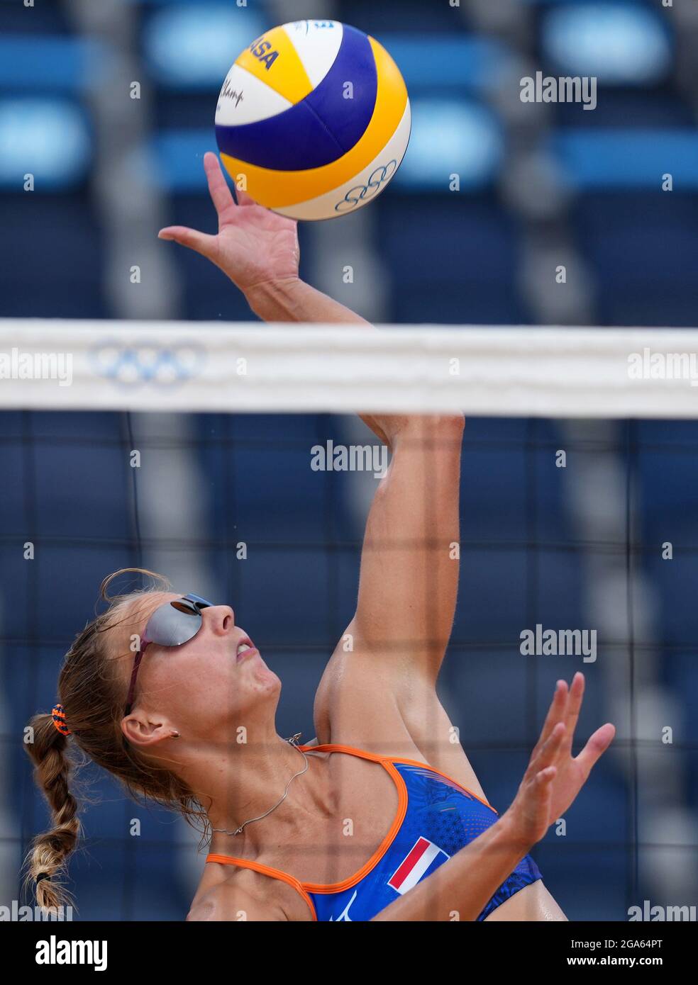 Tokyo, Giappone. 29 luglio 2021. Katja Stam dei Paesi Bassi compete durante la partita preliminare femminile di Beach volley tra Julia Sude/Karla Borger della Germania e Katja Stam/Raisa Schoon dei Paesi Bassi alle Olimpiadi di Tokyo 2020 a Tokyo, Giappone, il 29 luglio 2021. Credit: Li He/Xinhua/Alamy Live News Foto Stock