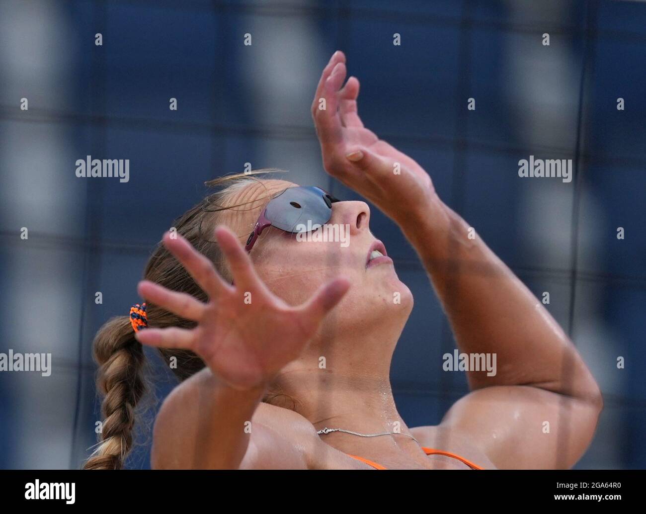 Tokyo, Giappone. 29 luglio 2021. Katja Stam dei Paesi Bassi compete durante la partita preliminare femminile di Beach volley tra Julia Sude/Karla Borger della Germania e Katja Stam/Raisa Schoon dei Paesi Bassi alle Olimpiadi di Tokyo 2020 a Tokyo, Giappone, il 29 luglio 2021. Credit: Li He/Xinhua/Alamy Live News Foto Stock