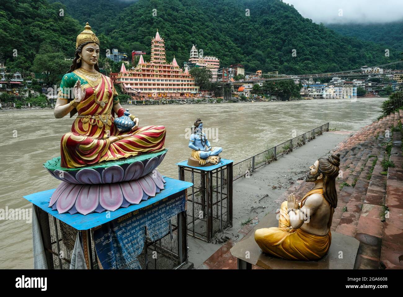 Rishikesh, India - 2021 luglio: Viste del Tempio Swarg Niwas dal Ghat Sai a Rishikesh il 20 luglio 2021 a Uttarakhand, India. Foto Stock
