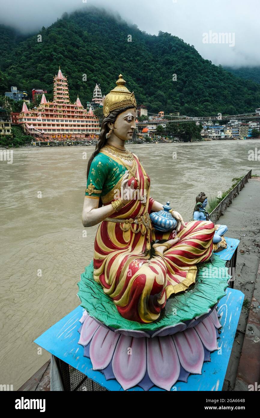 Rishikesh, India - 2021 luglio: Viste del Tempio Swarg Niwas dal Ghat Sai a Rishikesh il 20 luglio 2021 a Uttarakhand, India. Foto Stock