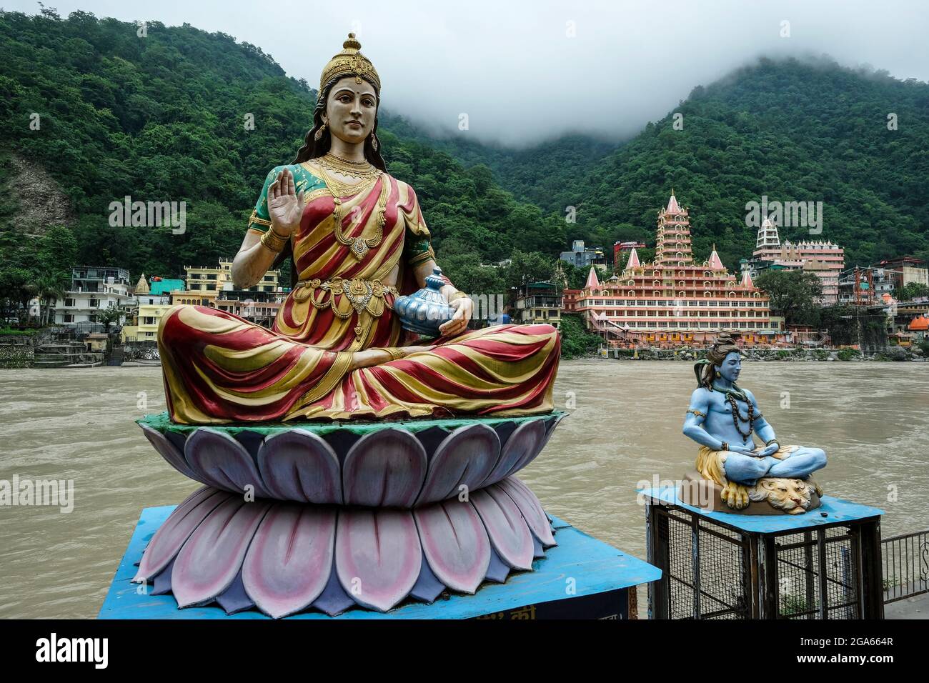 Rishikesh, India - 2021 luglio: Viste del Tempio Swarg Niwas dal Ghat Sai a Rishikesh il 20 luglio 2021 a Uttarakhand, India. Foto Stock