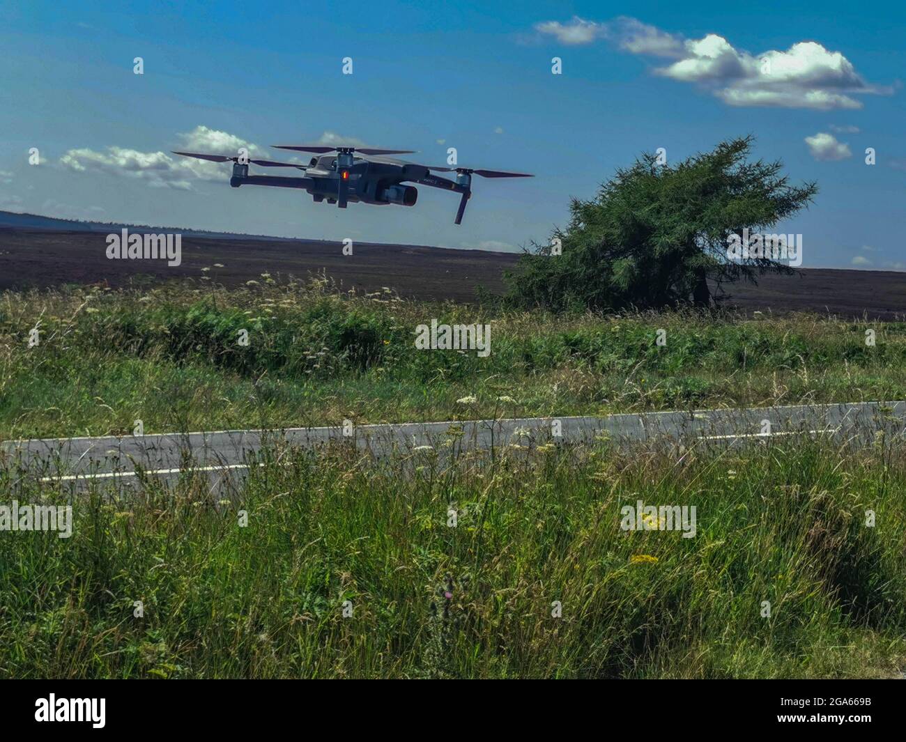 DJI Mavic Pro 2 Drone volare in una campagna forestale Foto Stock