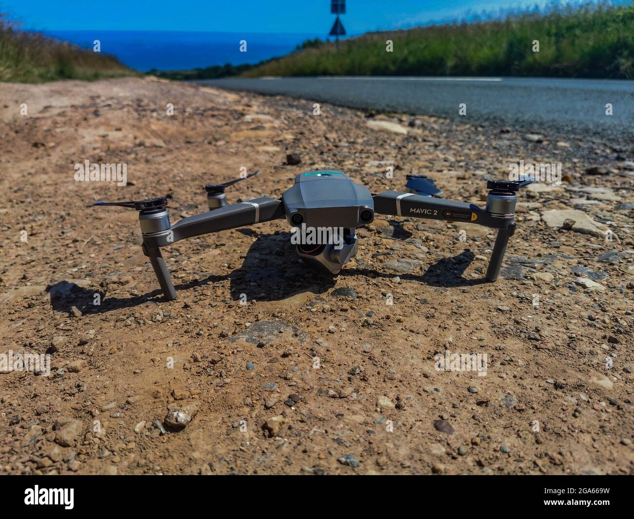 DJI Mavic Pro 2 Drone volare in una campagna forestale Foto Stock