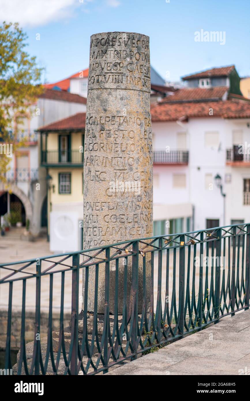 Chaves, Portogallo. 21 agosto 2020. Iscrizione romana su una colonna. Punto di riferimento turistico e storico, ponte romano in pietra sul fiume Tamega. Anche noto Foto Stock