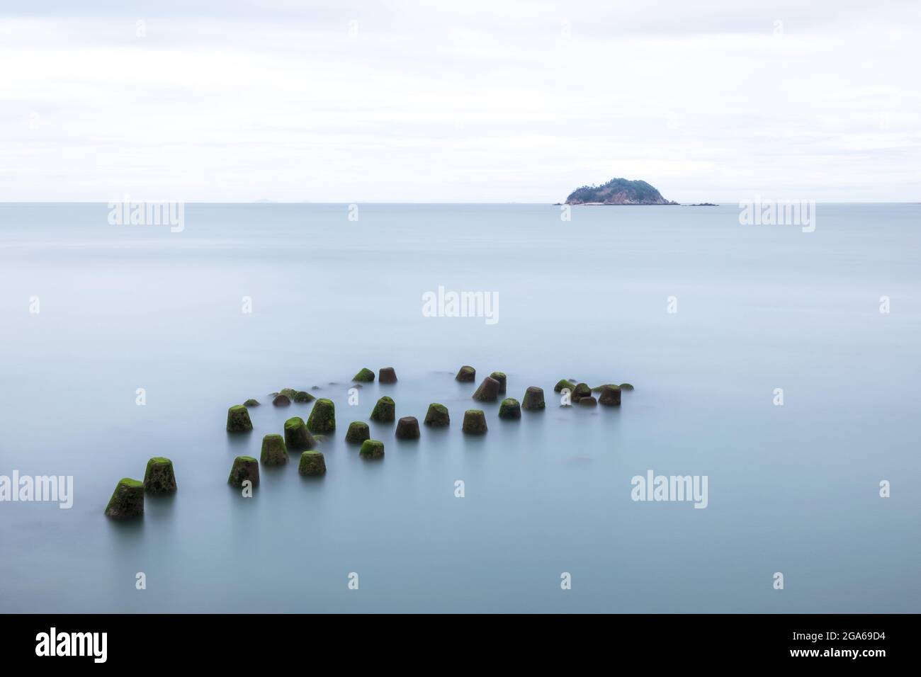 Piccole rocce sul mare foggoso Foto Stock