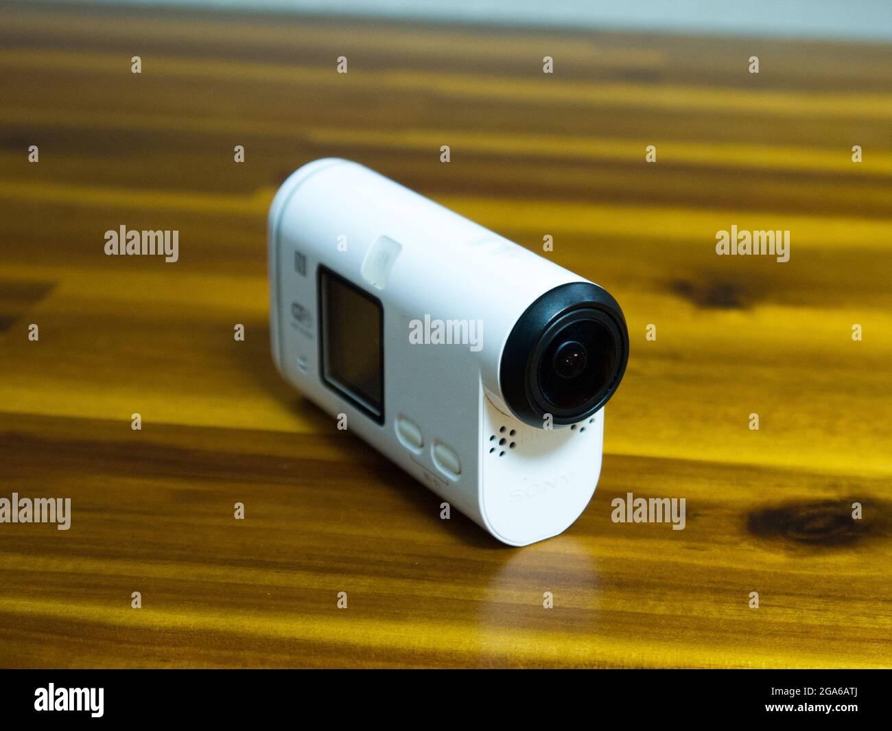 Fotocamera digitale su sfondo in legno Foto Stock