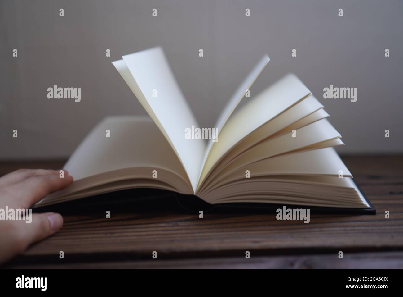 Libro aperto su un tavolo Foto Stock