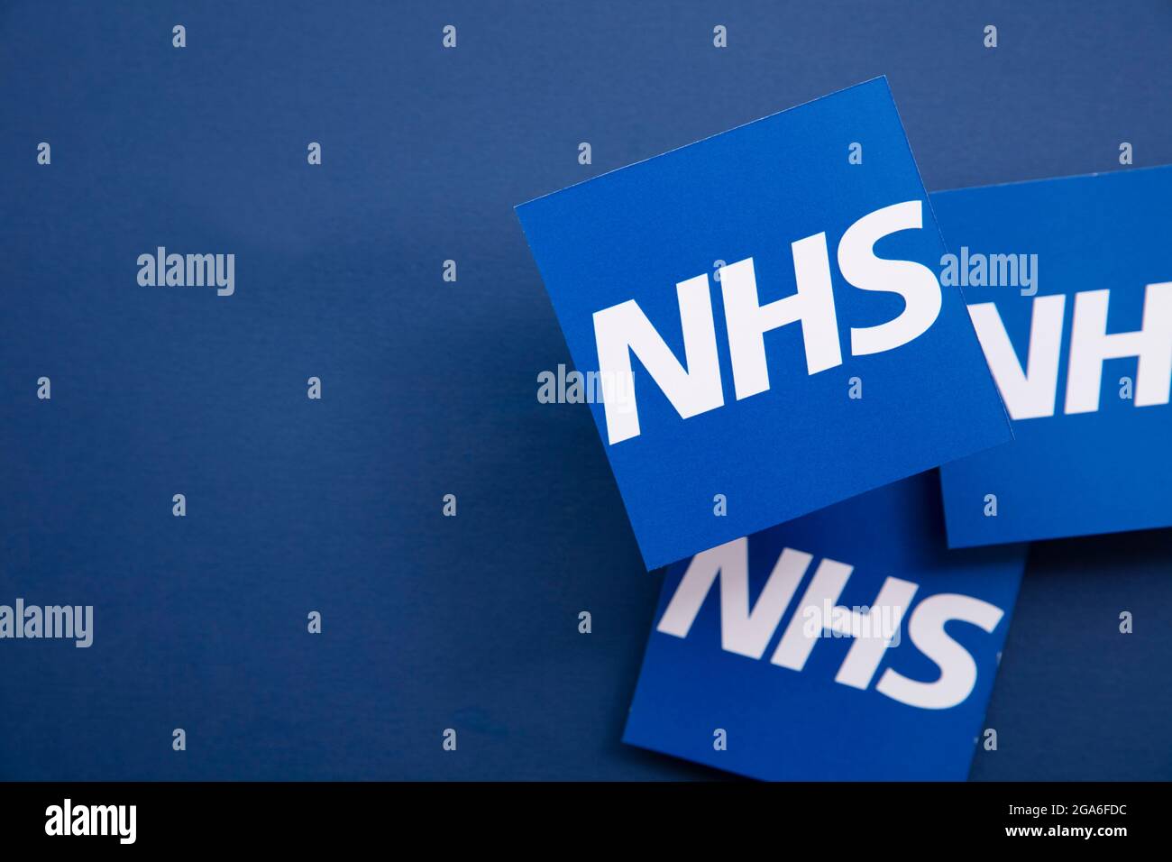LONDRA, UK - Luglio 2021: Logo NHS National Health Service su sfondo blu Foto Stock