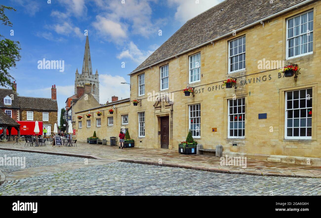 Ex Ufficio postale e casse di risparmio ora il Royal Mail Delivery Office, Market Place, Oakham, la città della contea di Rutland, Inghilterra, Regno Unito Foto Stock
