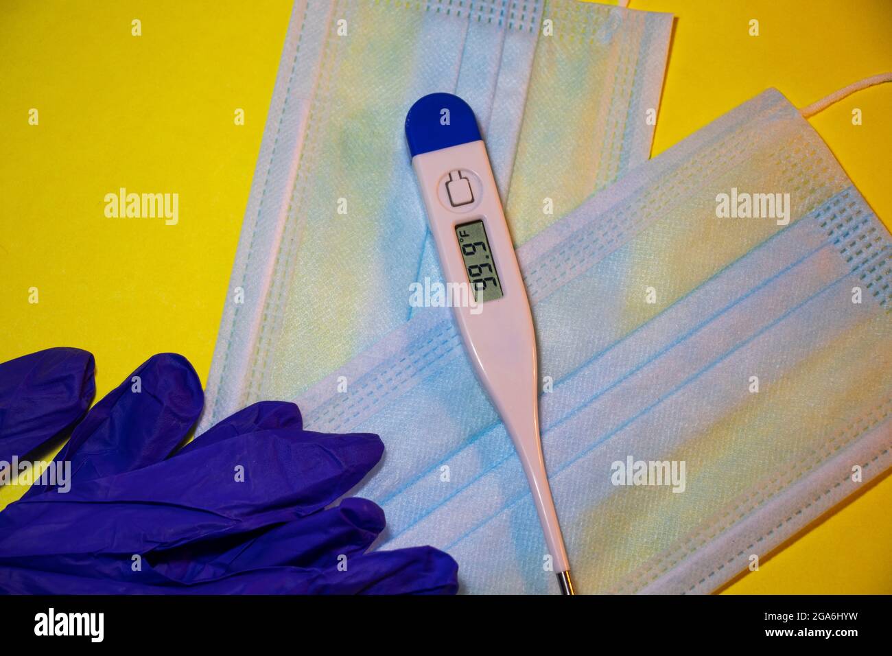 Direttamente sopra il colpo di apparecchiatura medica sfondo blu chiaro Foto Stock