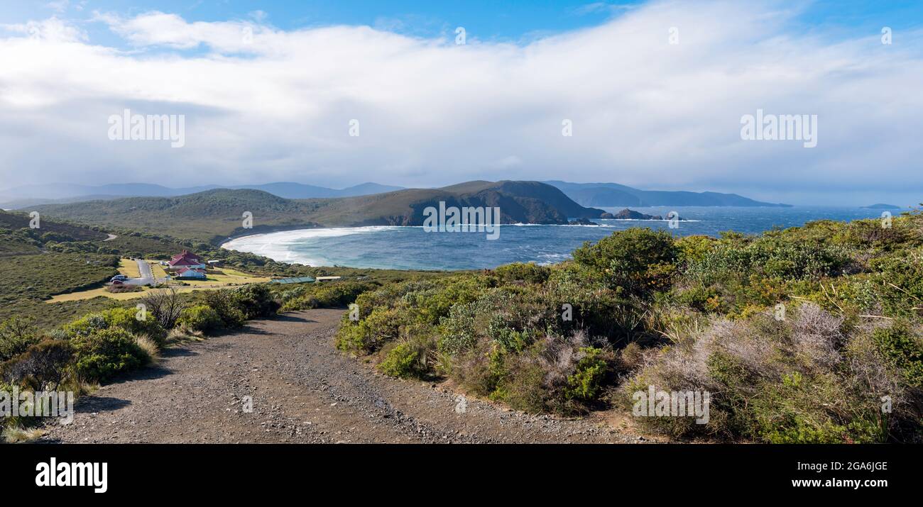 Guardando a nord verso i cottage del guardiano del Faro e Lighthouse Bay al Faro di Cape Bruny in una giornata invernale soleggiata in Tasmania, Australia Foto Stock
