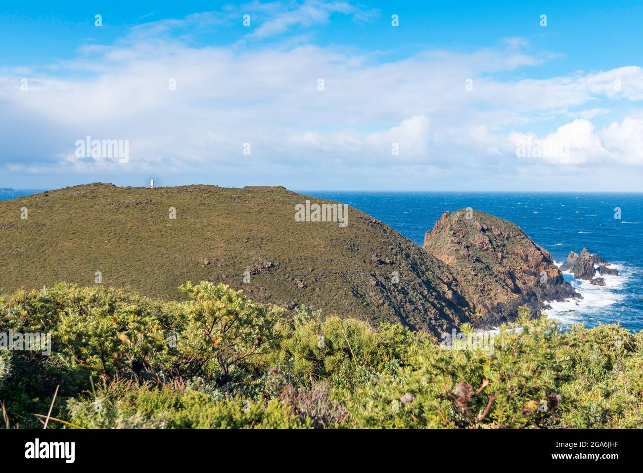 Guardando fuori dal faro di Cape Bruny in Tasmania, Australia 1836-1996 alla lontana luce solare attiva alta 4m bianca che ora funziona. Foto Stock