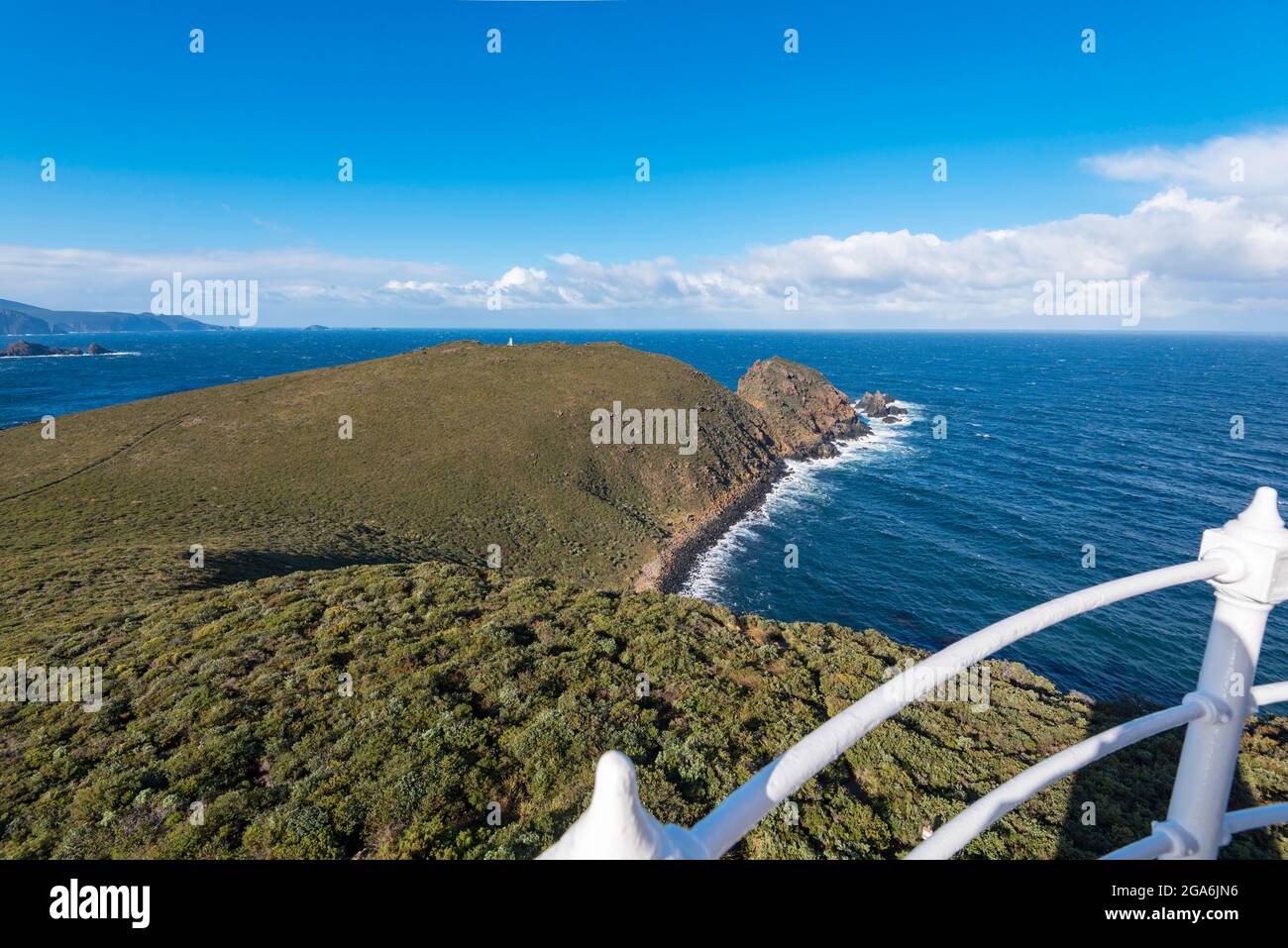 Guardando fuori dal faro di Cape Bruny in Tasmania, Australia 1836-1996 alla lontana luce solare attiva alta 4m bianca che ora funziona. Foto Stock