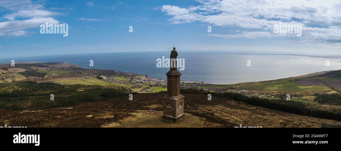 Panorama dalla cima di ben Bhraggie, Sutherland, Scozia. La statua è del primo duca di Sutherland. Foto Stock