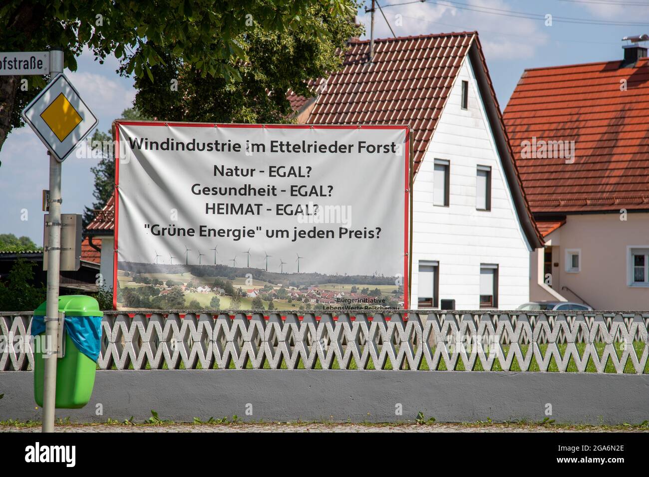 Werbetafel der Bürgerinitiative LebensWerte Reischenau mit protestation gegen Windräder in der Umgebung: ' Windindustrie im Ettelrieder Forst/Natur. EGAL? Gesundheit? - Egal? Heimat - Egal? Grüne Energie um jeden Preis? 'am 29. Luglio 2021 a Dinkelscherben, Schwaben. * muro pubblicitario dell'iniziativa dei cittadini vale la pena vivere Reischenau contro turbine eoliche nei dintorni leggere: 'Industria eolica nel Forst Ettelrieder/Nature - irrilevante? Salute - irrilevante? Home - irrilevante? Energia verde a qualsiasi prezzo? " il 29 luglio 2021 a Dinkelscherben, Swabia, Germania. (Foto di Alexander Pohl Foto Stock