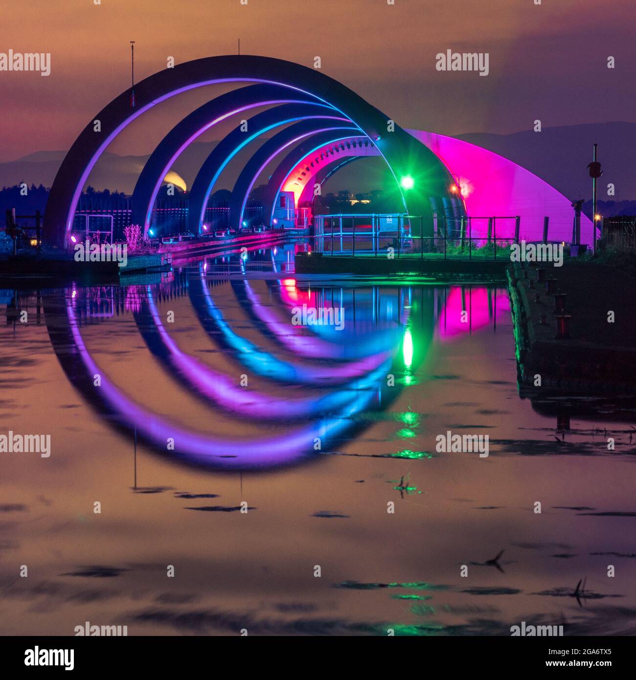 Il canale che conduce alla cima della ruota Falkirk. La Falkirk Wheel è un'imbarcazione a rotazione in Scozia che collega il Forth e il Clyde Canal con il Foto Stock