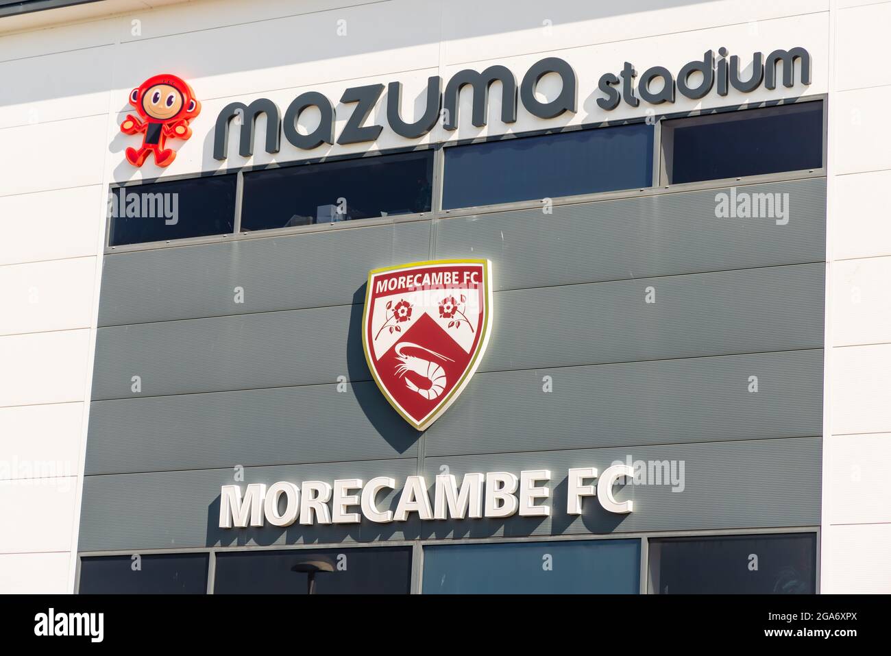 Il Mazuma Stadium, precedentemente conosciuto come Globe Arena, è la sede della Morecambe F.C. nella contea di Lancashire, Inghilterra. Foto Stock