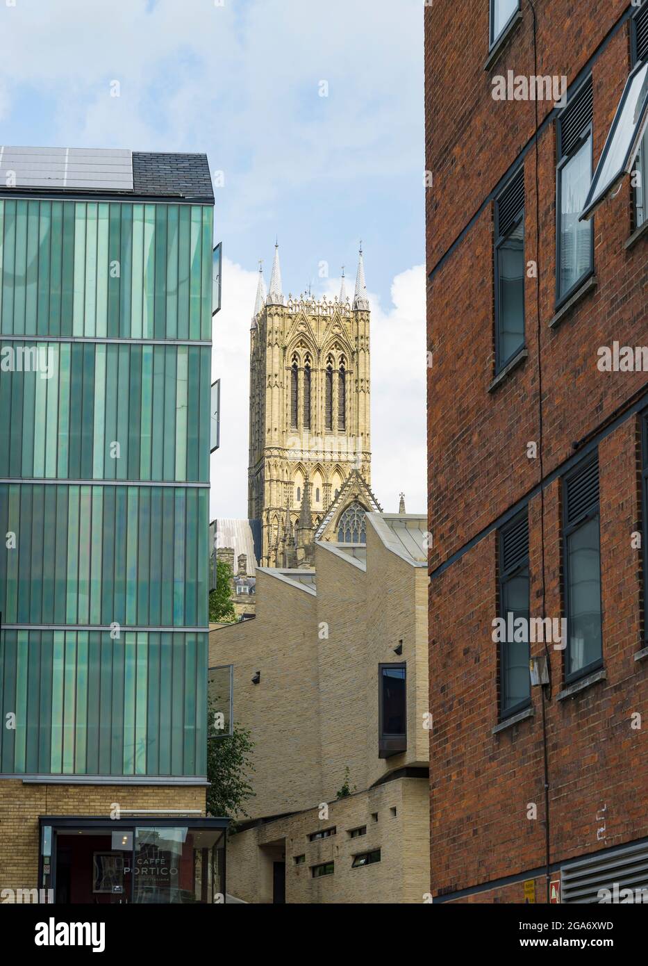 La torre centrale della cattedrale è racchiusa tra edifici moderni della bassa Flaxengate Lincoln City Lincolnshire 2021 Foto Stock