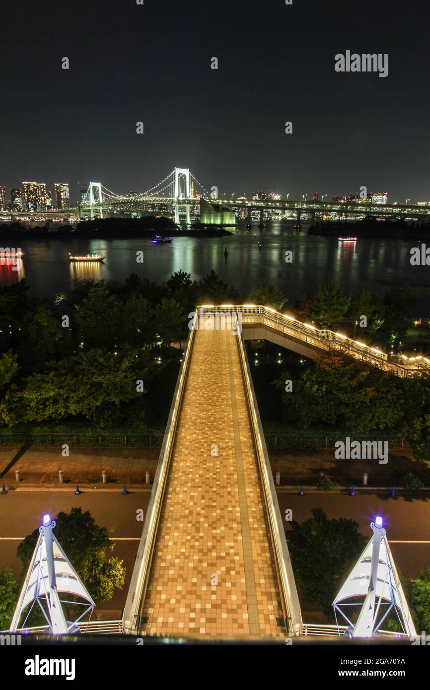 Giappone. 26 Ottobre 2017. Vista notturna dello skyline urbano, tra cui il ponte dell'arcobaleno e Odaiba, un quartiere dello shopping su un'isola artificiale nella Baia di Tokyo, Tokyo, Giappone, con barche yakatabune visibili, 26 ottobre 2017. (Foto di Smith Collection/Gado/Sipa USA) Credit: Sipa USA/Alamy Live News Foto Stock