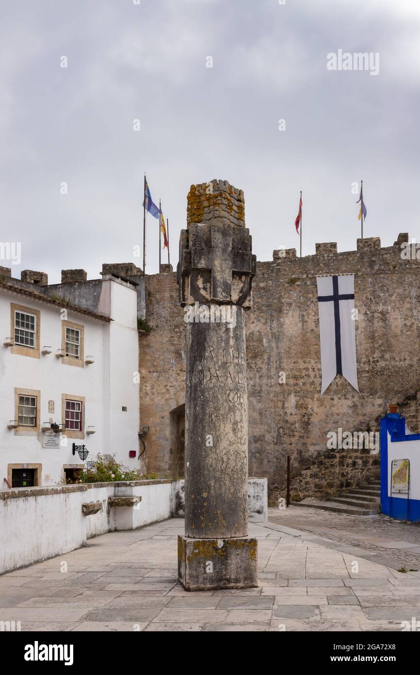 Obidos, Portogallo - 30 giugno 2021: Il Pilar Camoniano, eretto nel 1932 in onore del poeta Luis de Camoes Foto Stock