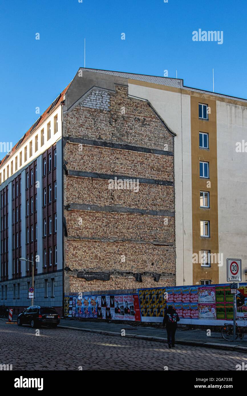 Profilo di edificio su firewall e terreno vuoto all'angolo di Rungestrasse & Brückenstrasse, Mitte, Berlino Foto Stock