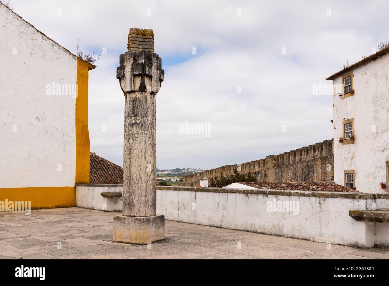 Obidos, Portogallo - 30 giugno 2021: Il Pilar Camoniano, eretto nel 1932 in onore del poeta Luis de Camoes Foto Stock
