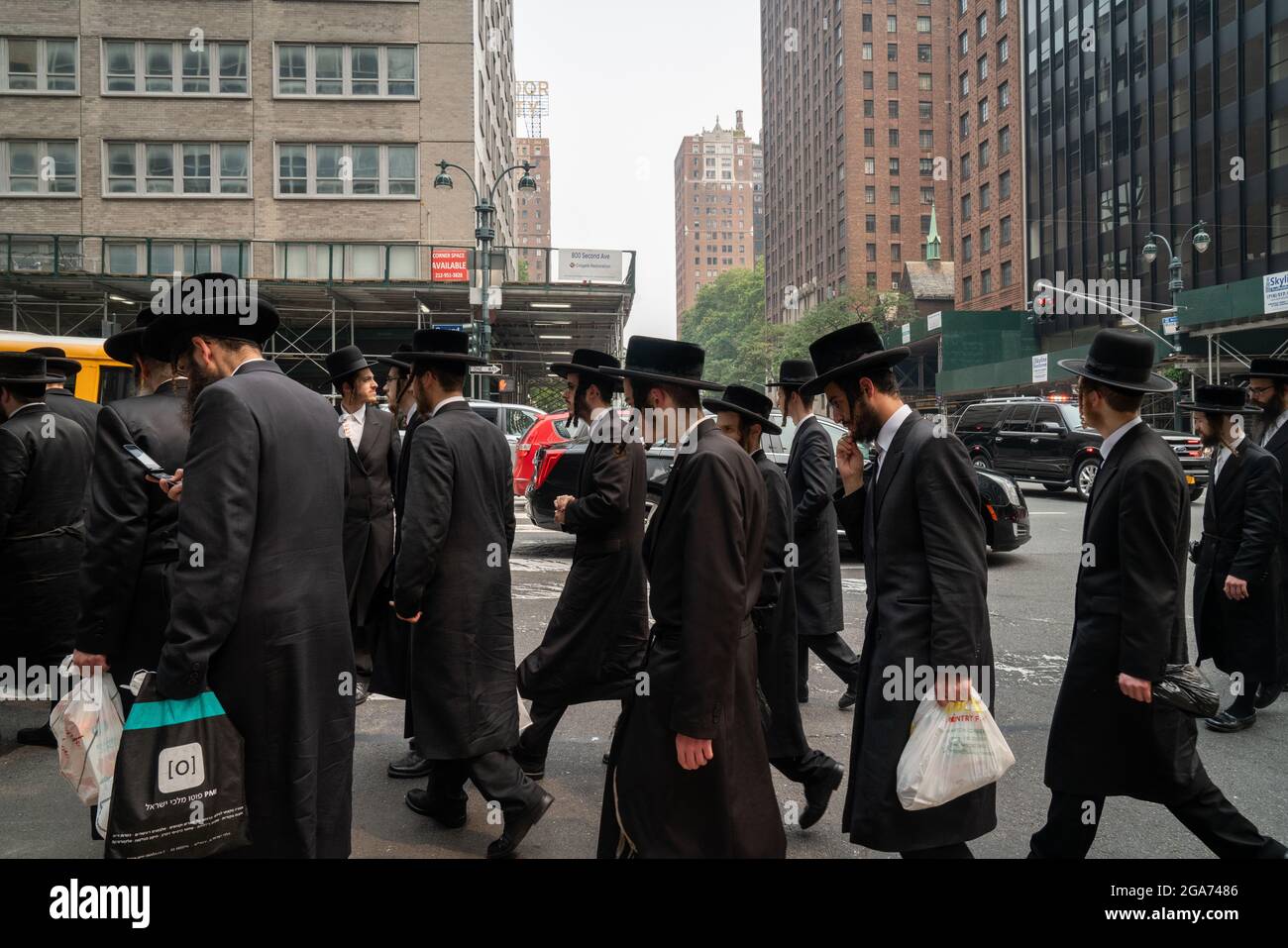 NEW YORK, STATI UNITI - 21 luglio 2021: Ebrei ultra-ortodossi protestano contro le politiche del governo israeliano al di fuori del consolato israeliano a New York Foto Stock