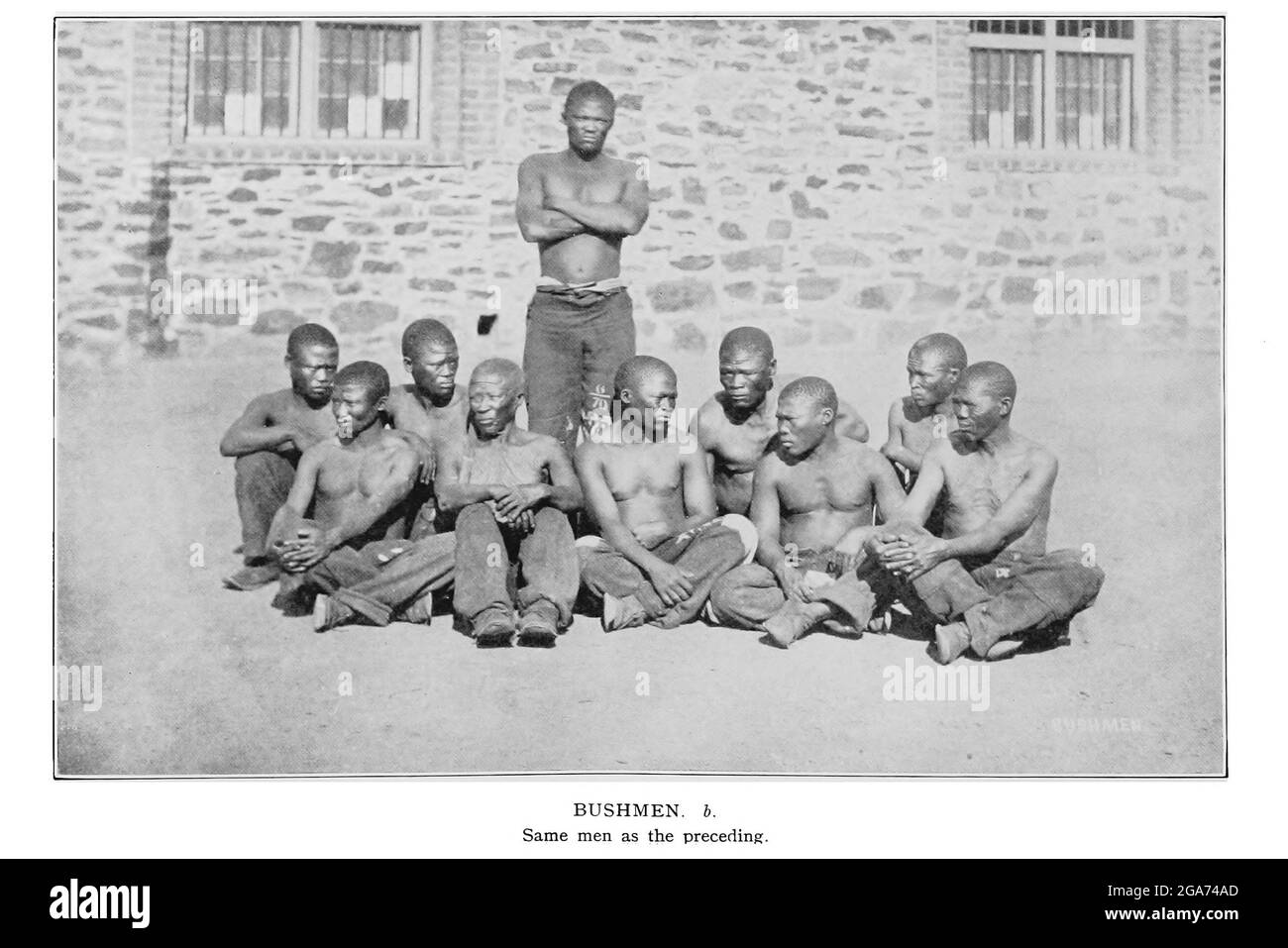 Fotografato a Breakwater, Città del Capo 1871 dal libro ' esemplari di folklore dei Boscimani ' di Bleek, W. H. I. (Wilhelm Heinrich Immanuel), Lloyd, Lucy Catherine, Theal, George McCall, 1837-1919 pubblicato a Londra da G. Allen & Company, ltd. Nel 1911. I popoli dei San (anche Saan), o Boscimani, sono membri di vari gruppi di cacciatori-raccoglitori indigeni di lingua khoe, Tuu, o Kxʼa, che sono le prime nazioni dell'Africa meridionale, e i cui territori si estendono dal Botswana, dalla Namibia, dall'Angola, dallo Zambia, dallo Zimbabwe, Lesotho e Sud Africa. Foto Stock