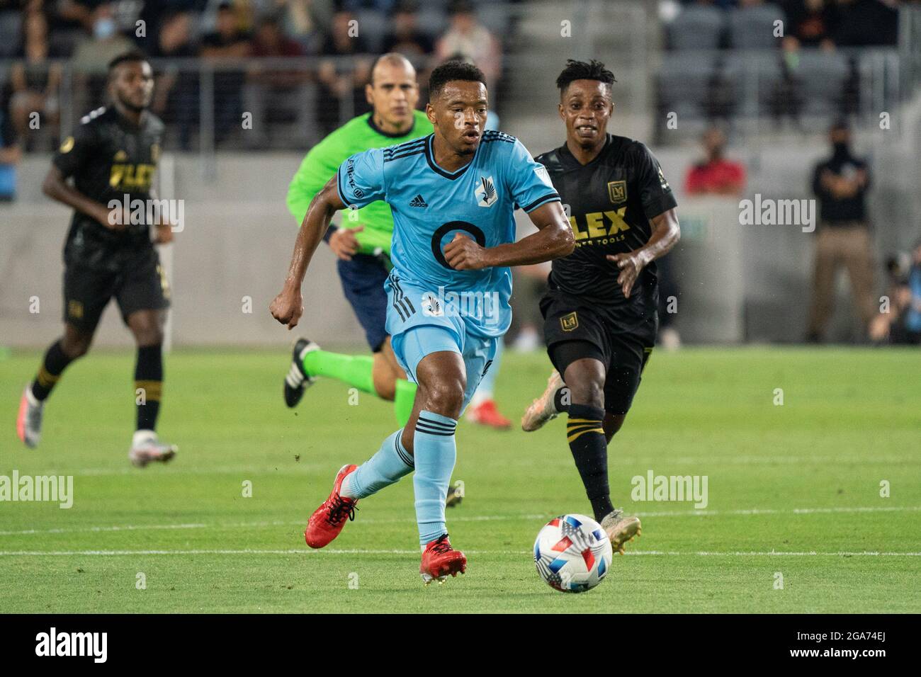 Los Angeles FC Forward Latif Benedizione (7) cerca di rintracciare il centrocampista del Minnesota United Jacori Hayes (5) durante una partita MLS, mercoledì 28 luglio 202 Foto Stock